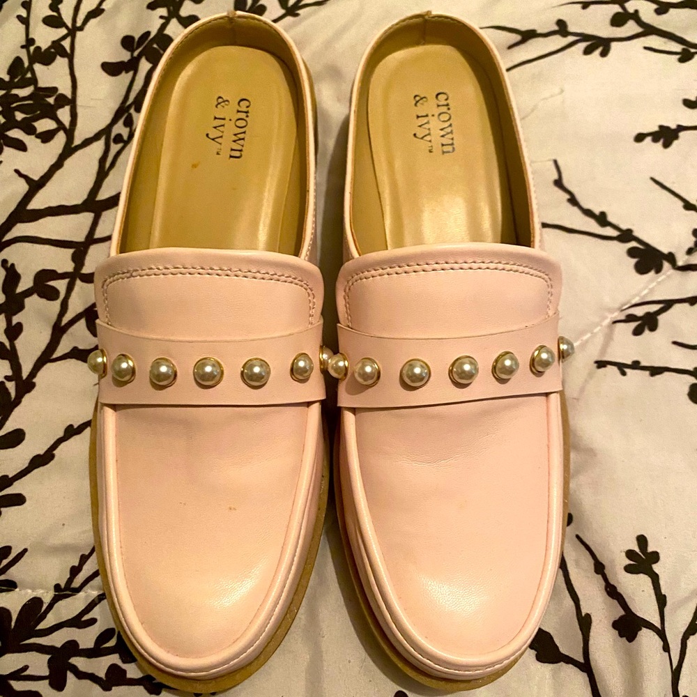 NWOT, blush loafer with pearls, very comfy